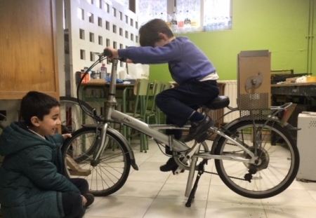 Crea Nature School crea unha máquina recicladora de plásticos cunha bicicleta